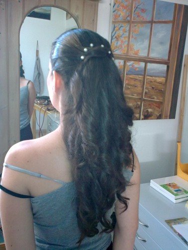 A bride hair stylying babyliss curls